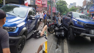 Camera ghi lại giây phút kinh hoàng xe bán tải lao thẳng vào loạt xe máy, cuốn cả nạn nhân xuống gầm