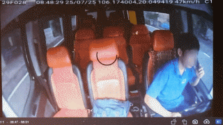 Trong hơn 1 tiếng, CSGT xử lý 3 tài xế xe khách dùng điện thoại khi lái xe: 1 tài xế 'dọa' bỏ nghề