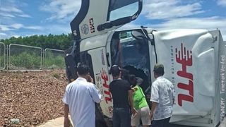 Nghẹt thở màn giải cứu tài xế kẹt cứng bên trong cabin khi xe tải lật nghiêng ở Hà Tĩnh