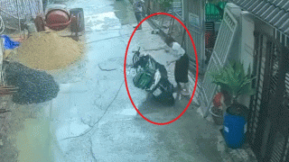 Vụ nữ cán bộ đẩy đổ xe nam shipper giữa đường: Hé lộ lý do thực sự khiến shipper đồng ý nhận bồi thường?