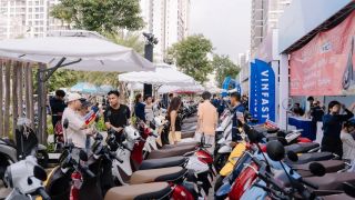 ‘Đổi xăng lấy điện’ sôi động ở 3 miền: Cả nhà rủ nhau lên đời xe điện