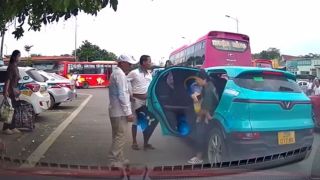 Phẫn nộ clip nhóm người chặn đầu taxi công nghệ đón khách, đuổi người phụ nữ bế con nhỏ ra khỏi xe