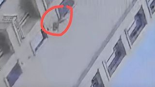 Phép màu đến với bé trai 3 tuổi sau khi rơi từ tầng 18 chung cư, 1 cái cây đã cứu sống cháu bé