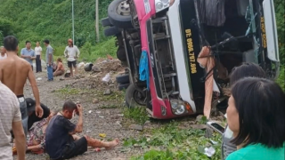 Hiện trường ám ảnh vụ lật xe khách 29 chỗ khiến 1 người tử vong, nguyên nhân gây nên tai nạn?