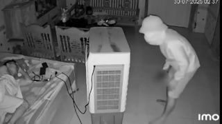 Đứng tim clip trộm cầm dao đột nhập nhà dân, người đàn ông thoát ‘cửa tử’ trong tíc tắc