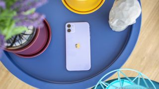 Chưa đầy 9 triệu, iPhone 11 xả kho rẻ như cho tháng 8, đủ mượt cho cơ bản, chụp đẹp như iPhone 16