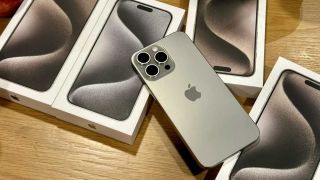 Giá đập hộp iPhone 15 Pro Max giảm gần chục triệu, rẻ cháy sàn đón iPhone 17, không kém nhiều iPhone 16 Pro Max