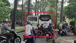 Vụ hai xe khách dừng chắn hết làn đường ở TP.HCM: ‘10 xe máy leo vỉa hè có bị xử phạt 4-6 triệu?’