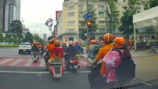 Thực hư đoạn clip hàng chục người đi xe tay ga nối đuôi nhau vượt đèn đỏ giữa đường đông ở TP.HCM 