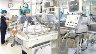 Gia đình đau đớn khi đứa con 2 ngày tuổi không thể qua khỏi sau khi chọn ngày giờ đẹp để sinh mổ