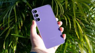 Giá đập hộp Galaxy S23 FE giảm sập sàn tháng 8, trang bị vẫn sắc bén như Galaxy S25 Ultra, iPhone 16