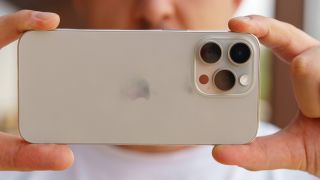 iPhone 15 Pro Max sale cả chục triệu, khung titan bền bỉ, AI xịn không kém iPhone 16 Pro Max
