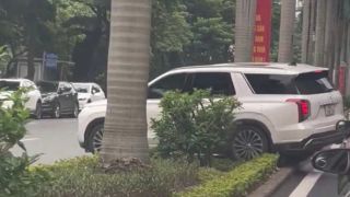 Hà Nội: Clip tài xế ô tô phi thẳng qua dải phân cách trên phố Hàm Nghi gây tranh cãi, CSGT vào cuộc