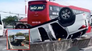 Hiện trường hỗn loạn: Ô tô lật ngửa giữa đường tại TP HCM khiến nhiều người dân hú vía