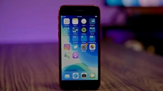 Chiếc iPhone này mạnh ngang iPhone 11 Pro Max, giá siêu rẻ, ai thích máy nhỏ coi như thắng đời 1-0
