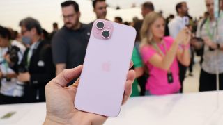 iPhone 15 hạ sập sàn cuối tháng 8, chưa đến 15 triệu vẫn có trang bị top 1, dọn đường đón iPhone 17