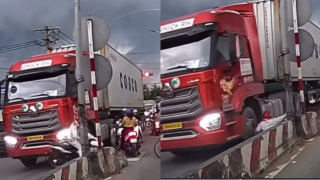 Clip xe máy qua đường bất cẩn, bị container nghiền nát, người đi xe máy thoát chết trong gang tấc