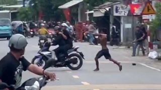 Bắt đối tượng 'không bình thường' cầm dao la hét, đuổi chém cảnh sát: Tiết lộ quá khứ nghiện ngập