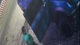 Clip ghi lại hành động lạ của người mặc áo xe ôm công nghệ nghi lấy 30 cây vàng của tài xế ngủ trên xe bán tải
