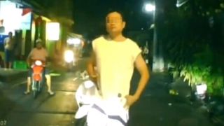 Vụ clip người đàn ông tụt quần khiêu khích tài xế ô tô ở TP.HCM: Công an đã tìm ra tài xế xe máy