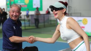 Chị đẹp Vbiz bị đồng nghiệp vung vợt pickleball trúng mặt, 'thủ phạm' là cái tên hot đình đám