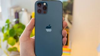 Huyền thoại iPhone 12 Pro rẻ như cỏ tháng 9: Trang bị 3 mắt vẫn ngon, kém iPhone 17 Pro cực ít