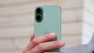 iPhone 17 về đại lý số lượng ít giá rẻ nhất từ 24.69 triệu đồng hấp dẫn so với iPhone 16, Galaxy S25