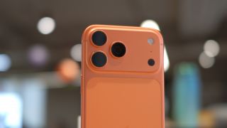 iPhone chính hãng giao nhanh, lái buôn chênh giá tại Việt Nam gặp khó