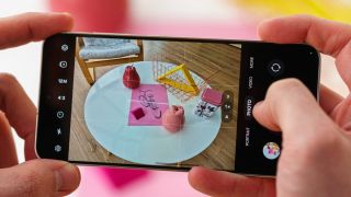 Vua AI Phone giá rẻ Galaxy S24 sale kỷ lục cuối tháng 9, trang bị xịn ăn đứt iPhone 16