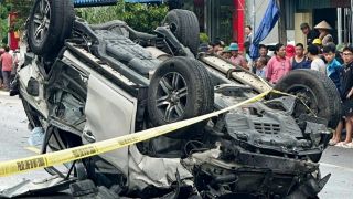 Hiện trường ô tô mất lái lật ngửa sau va chạm với xe máy, một người phụ nữ tử vong thương tâm