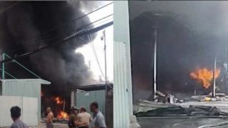 Cháy bãi giữ xe ô tô trong khu dân cư ở TP HCM: Trong bãi có gần chục ô tô, hiện trường gây xót xa