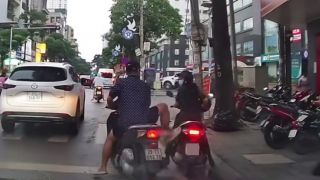 Công an vào cuộc vụ kẻ đi xe máy không đội mũ bảo hiểm húc xe máy của 1 phụ nữ mặc quân phục 