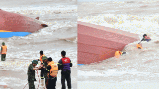 Vụ lật tàu chở 13 thuyền viên ở Quảng Trị: Phát hiện 1 tàu lật úp cách bờ 50m, tình hình tìm kiến 9 ngư dân?