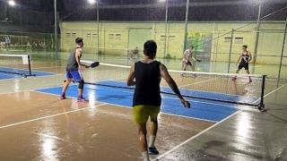 Không ngại thời tiết, nhiều người ra sân chơi pickleball giữa trời mưa bão