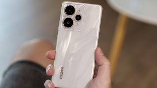 Sát thủ flagship mới nổi Realme 15 Pro đại chiến Galaxy S25, bậc thầy AI tiệc đêm đe nẹt iPhone 16