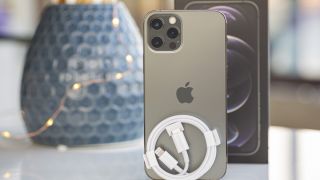 Giá iPhone 12 Pro loanh quanh 8 triệu, viền thép, zoom quang xịn như iPhone 17 Pro, ăn đứt iPhone 16