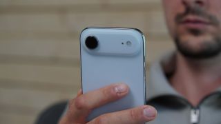 iPhone Air mỏng nhẹ độc nhất, giá vẫn cao chót vót trong tháng 10 vẫn rẻ hơn iPhone 17 Pro Max