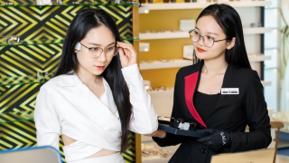 Hành trình đằng sau một chiếc mắt kính hàng hiệu tại Hải Triều