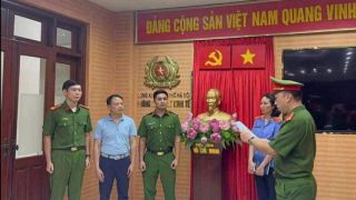 Netizen nói 'tạm biệt' sau hình ảnh nghi vấn công an đang đọc và tống đạt văn bản tố tụng Shark Bình