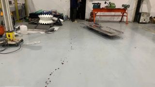 Hiện trường ớn lạnh vụ nam bảo vệ hốt hoảng chạy vào công ty rồi tử vong, vết máu dài hơn 10m