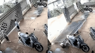 Camera ghi lại cảnh cánh cửa sắt đổ rầm trong lúc 2 bé trai đang đóng cửa khiến người xem thót tim