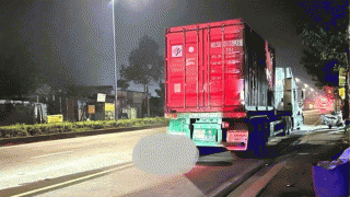 Nguyên nhân người đàn ông đi xe máy tử vong sau đuôi xe đầu kéo trong lúc tài xế đi mua cà phê