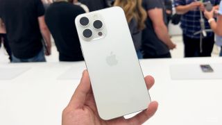 Đón 20/10, iPhone 15 Pro Max giảm đậm sâu, khung viền titan mỏng nhẹ bền bỉ vượt mặt iPhone 17 Pro Max