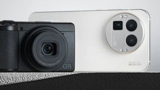 Realme chính thức ra mắt chuyên gia nhiếp ảnh hợp tác cùng Ricoh đe nẹt Galaxy S25 Ultra