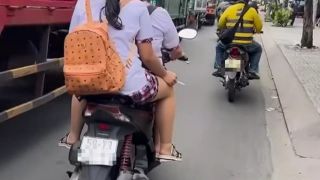Camera ghi lại hành động phản cảm của 2 nữ sinh khi tham gia giao thông khiến dư luận bức xúc