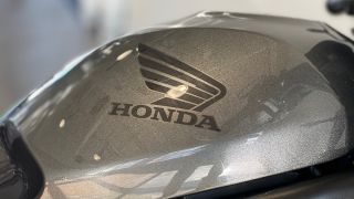 Honda ra mắt ‘huyền thoại côn tay’ mới đẹp hơn cả Winner R: Đẳng cấp vượt thời gian, có ABS, giá mềm