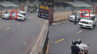 TP.HCM: Camera ghi lại cảnh ô tô gãy gập cửa vì tài xế mở cửa không quan sát, hiện trường cú va chạm mạnh?