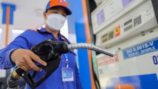 Giá xăng dầu hôm nay 28/10: 'Trượt dốc không phanh'