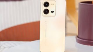 Đây là chiếc điện thoại vivo giá dưới 8 triệu cực đáng mua, thiết kế đổi màu độc đáo, camera xịn như Galaxy S25
