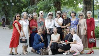 Hội tóc bạc 'chất lừ' giữa Hà Nội: U60 vẫn sang, đẹp, khiến giới trẻ phải trầm trồ